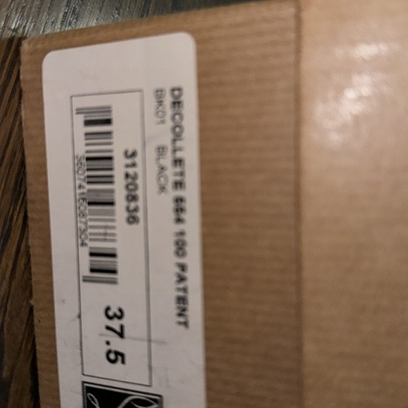 Christian Louboutin - Picture 5 of 6